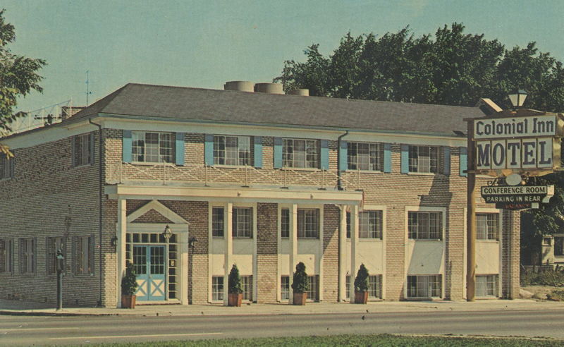 La Renaissance Motel (Colonial Inn) - Vintage Postcard